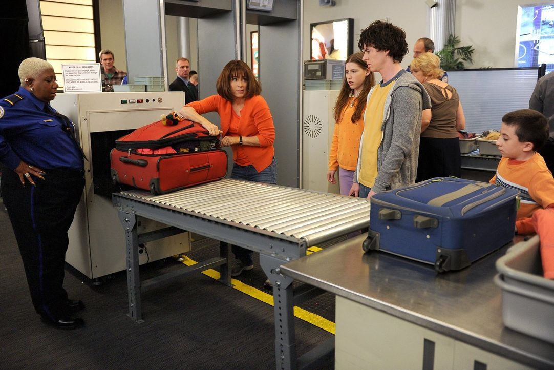 Als Frankie (Patricia Heaton, 2.v.l.) ihren Koffer heillos überpackt, müssen sich Sue (Eden Sher, 3.v.l.), Axl (Charlie McDermott, 2.v.r.) und Brick... - Bildquelle: Warner Brothers