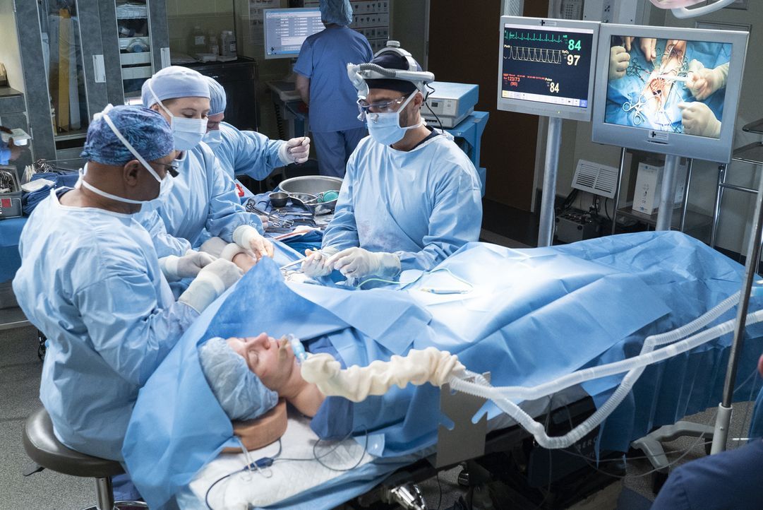 (v.l.n.r.) Dr. Richard Webber (James Pickens Jr.); Dr. Taryn Helm (Jaicy Elliot); Dr. Jackson Avery (Jesse Williams) - Bildquelle: Eric McCandless ABC Studios