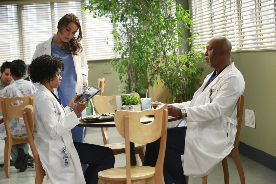 Richard (James Pickens Jr., r.) will Maggie (Kelly McCreary, l.) mehr über ihre leibliche Mutter erzählen. Sie werden allerdings von Jo (Camilla Lud... - Bildquelle: ABC Studios