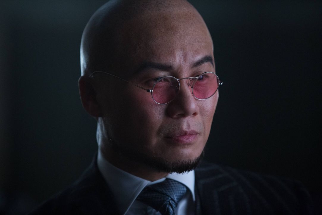 Alfred und Selina unterstützen Bruce bei der Suche nach Matches Malone, den er für den Killer seiner Eltern hält, während Dr. Strange (B.D. Wong) we... - Bildquelle: Warner Brothers