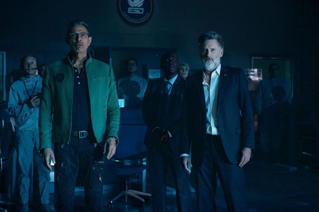 Als in der Verteidigungsbasis auf dem Mond ein riesiges, rundes Raumschiff auftaucht, ahnen David Levinson (Jeff Goldblum, l.) und Präsident Whitmor... - Bildquelle: 2016 Twentieth Century Fox Film Corporation.  All rights reserved.