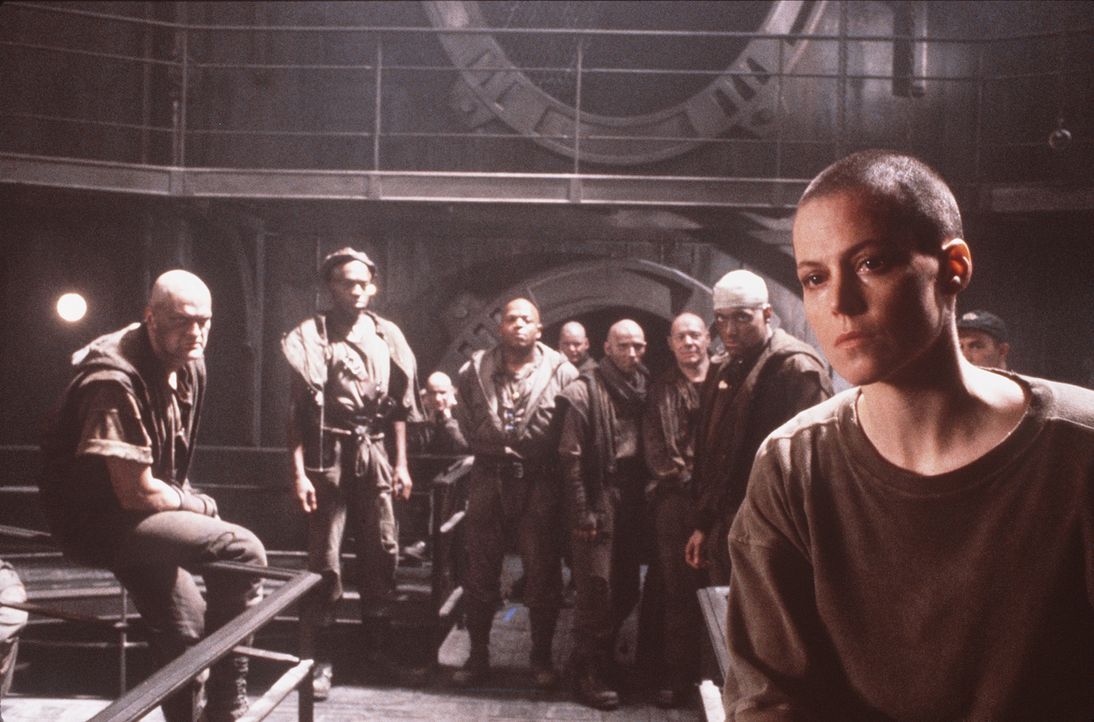 Auf dem düsteren Gefängnisplaneten sieht sich Ripley (Sigourney Weaver, r.) gewaltbereiten Angehörigen eines sonderbaren religiösen Ordens gegenüber... - Bildquelle: 20th Century Fox of Germany