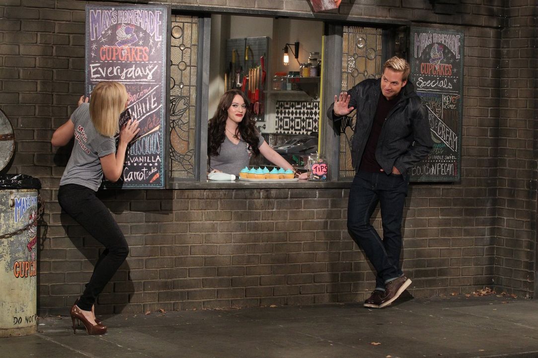 Sie versucht sich noch zu verstecken, doch es ist zu spät: Ihr Ex-Freund Andy (Ryan Hansen, r.) hat Caroline (Beth Behrs, l.) schon entdeckt und auc... - Bildquelle: Warner Brothers