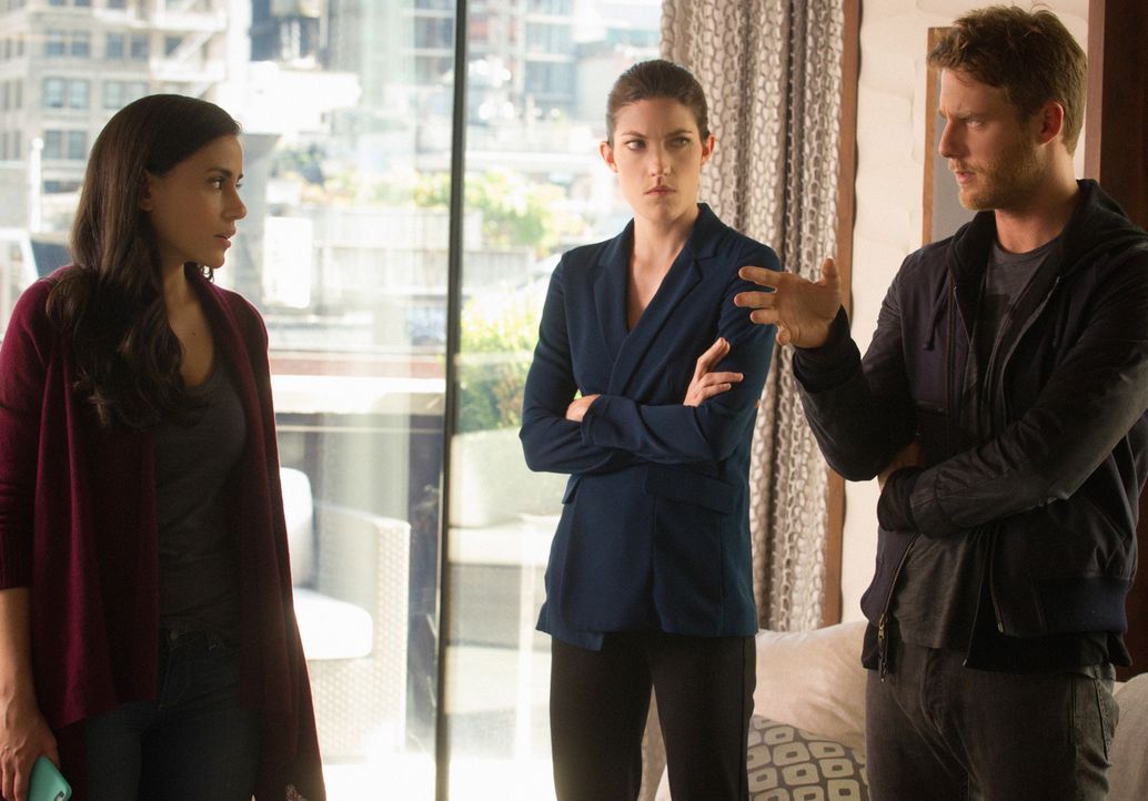 Als Naz unter dem Verdacht festgenommen wird, Terrorismus zu unterstützen, versuchen Brian (Jake McDorman, r.) und Rebecca (Jennifer Carpenter, M.)... - Bildquelle: Jeff Neira 2015 CBS Broadcasting, Inc. All Rights Reserved