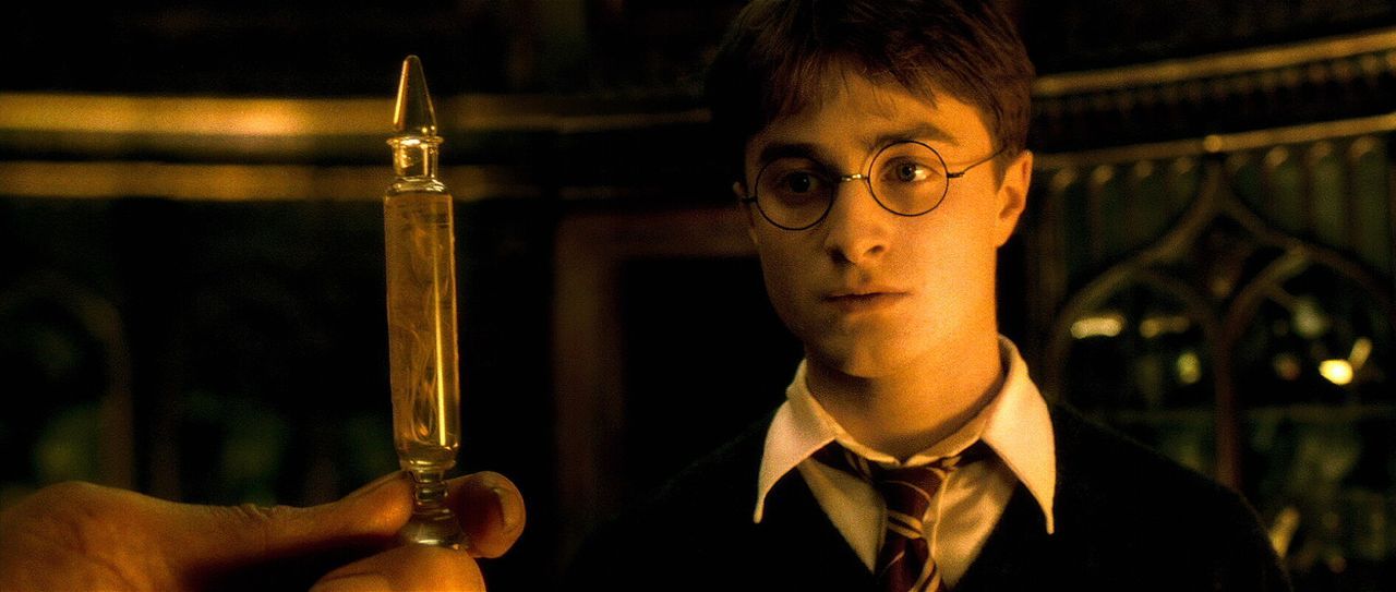 Als Harry Potter (Daniel Radcliffe) in der ersten Schulstunde bei Professor Slughorn ein gebrauchtes Lehrbuch entdeckt, in dem ein ehemaliger Schül... - Bildquelle: Warner Brothers