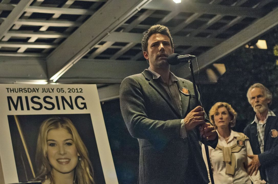 Können Amys Eltern (Lisa Barnes, M., David Clennon, r.) ihrem Schwiegersohn Nick (Ben Affleck, l.) Glauben schenken, dass er, obwohl er sich dauernd... - Bildquelle: 2014 Twentieth Century Fox Film Corporation.  All rights reserved.
