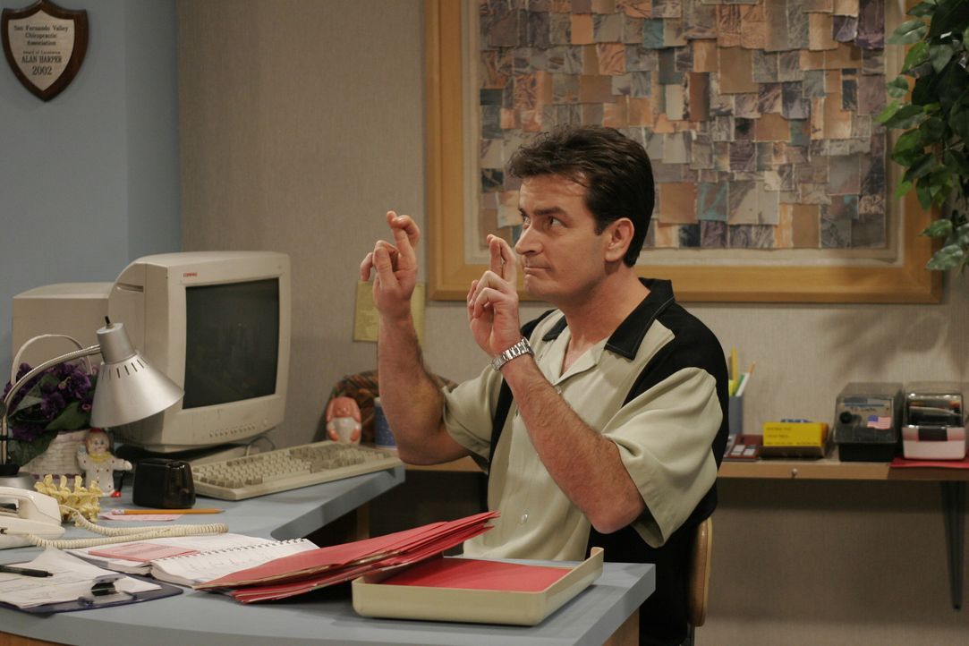 Während Alan in der Schule ist um zu verhindern, dass Jake von der Schule fliegt, übernimmt Charlie (Charlie Sheen) den Telefondienst in dessen ch... - Bildquelle: Warner Brothers Entertainment Inc.