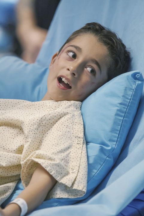 Statt die Schwere des Autounfalls zu erkennen, vergleicht der kleine Patient Jack (Nicolas Bechtel) die Geschehnisse mit seinen Computerspielen ... - Bildquelle: ABC Studios