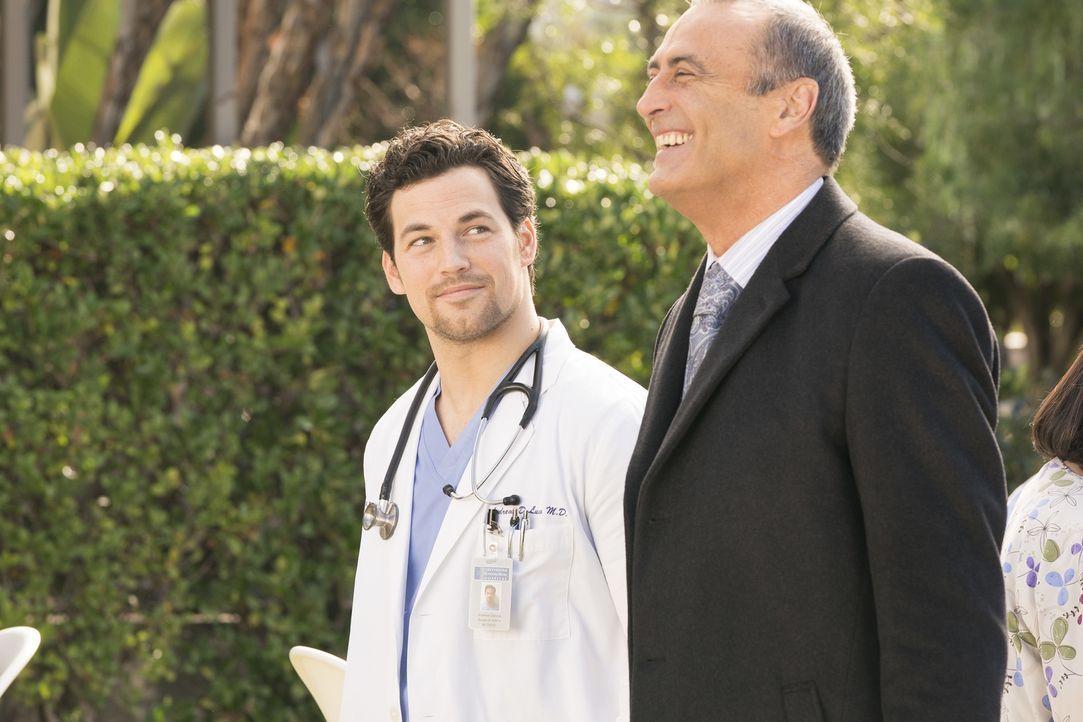 Dr. Andrew DeLuca (Giacomo Gianniotti, l.); Dr. Vincenzo DeLuca (Lorenzo Caccialanza, r.) - Bildquelle: Eric McCandless ABC Studios