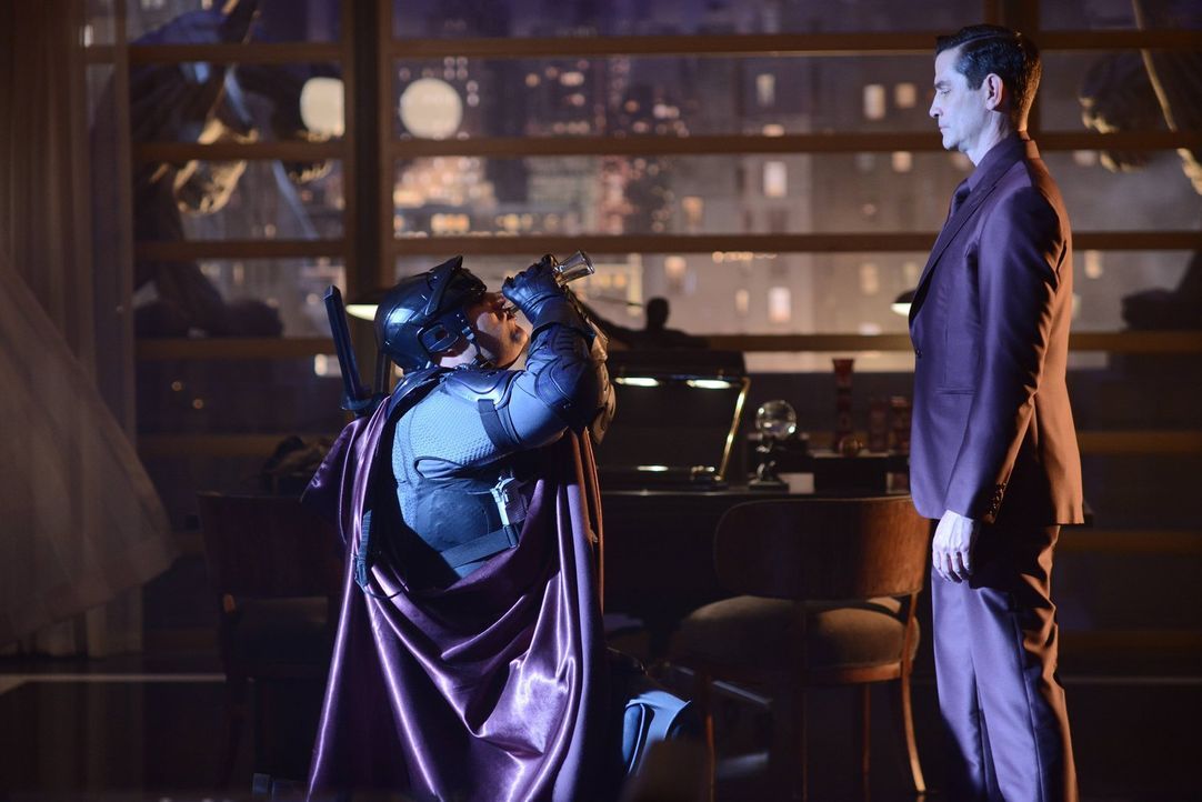 Zaardon (David Fierro, l.) gehorcht seinem Gebieter Theo Galavan (James Frain, r.), der auf seine eigene Weise versucht, die Unterwelt von Gotham zu... - Bildquelle: Warner Brothers