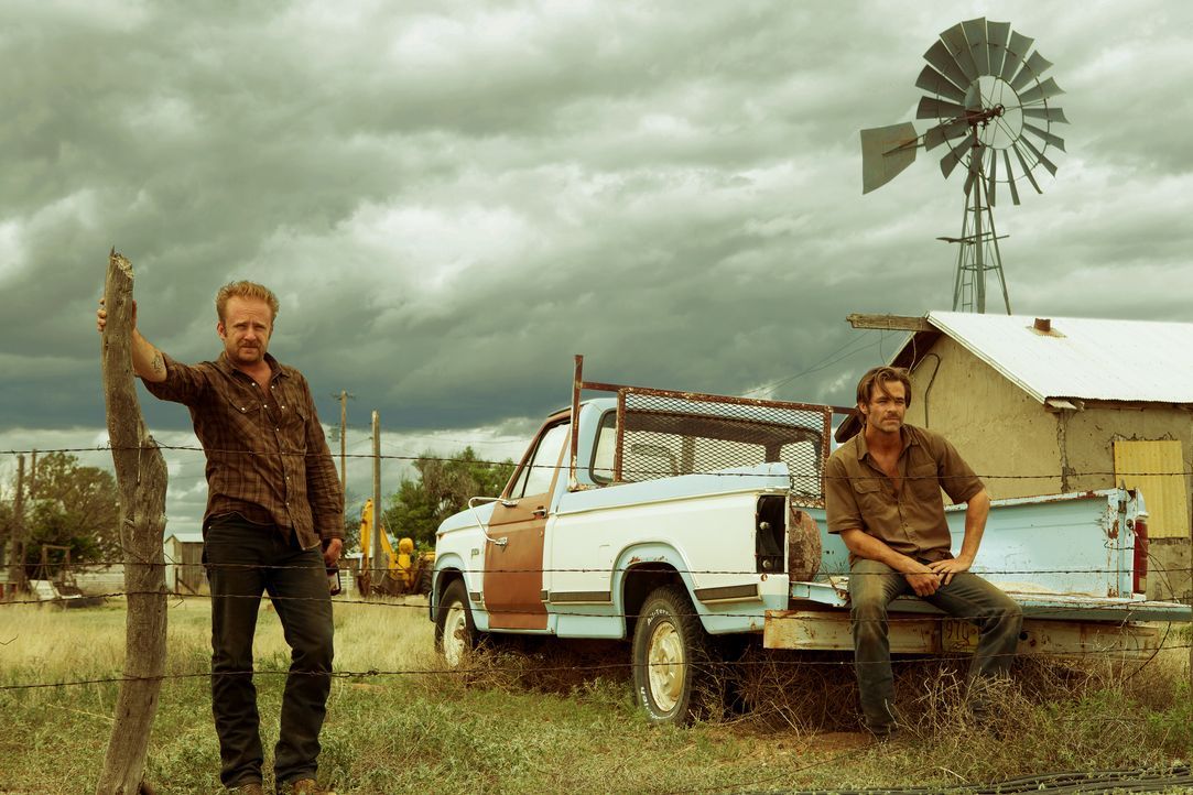 Tanner Howard (Ben Foster, l.); Toby Howard (Chris Pine, r.) - Bildquelle: 2016 CBS Films. All Rights Reserved.