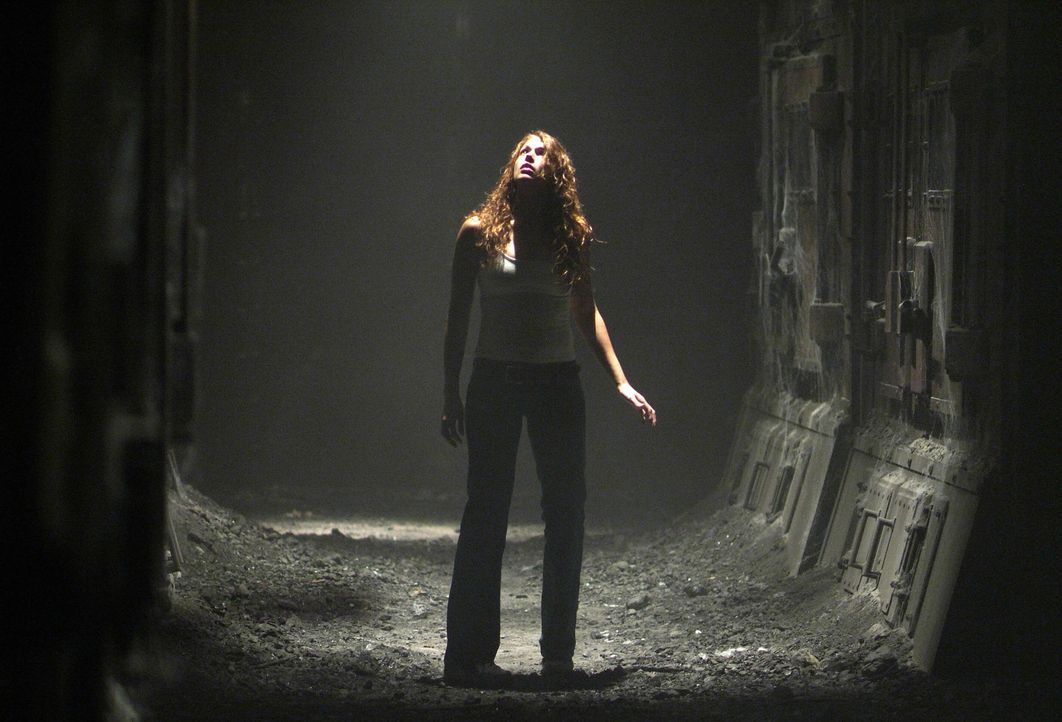 Nach dem angeblichen Selbstmord ihrer Schwester will Ariel Wolfe (Amanda Righetti) nur eines: Sie will wissen, was in der Villa passiert ist und wer... - Bildquelle: 2006 Warner Brothers