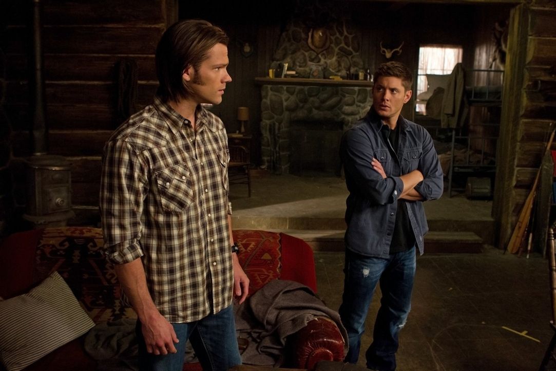 Sam (Jared Padalecki, l.) und sein Bruder Dean (Jensen Ackles, r.) müssen gegen ein Wesen kämpfen, das ohne zu zucken Menschen auffrisst und sich da... - Bildquelle: Warner Bros. Television
