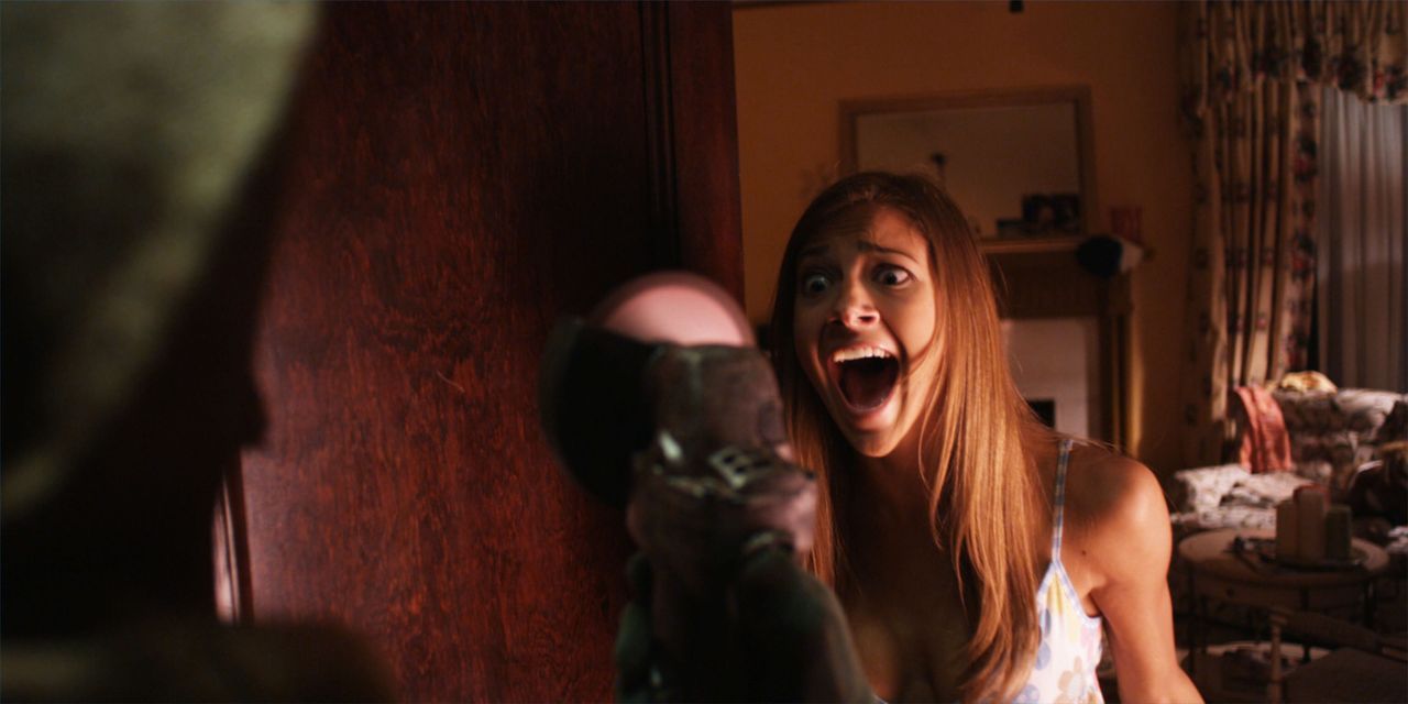 Um keinen Unschuldigen hinzurichten, muss Zeitreisender Sam den Mord an Rebecca (Mia Serafino) verhindern. Doch jeder Eingriff in die Vergangenheit... - Bildquelle: Flashback Films, LLC