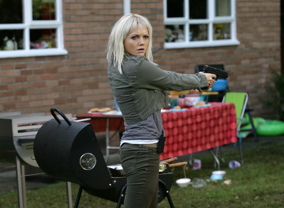 Versucht alles, um Connor zu retten: Abby (Hannah Spearritt) ... - Bildquelle: ITV Plc