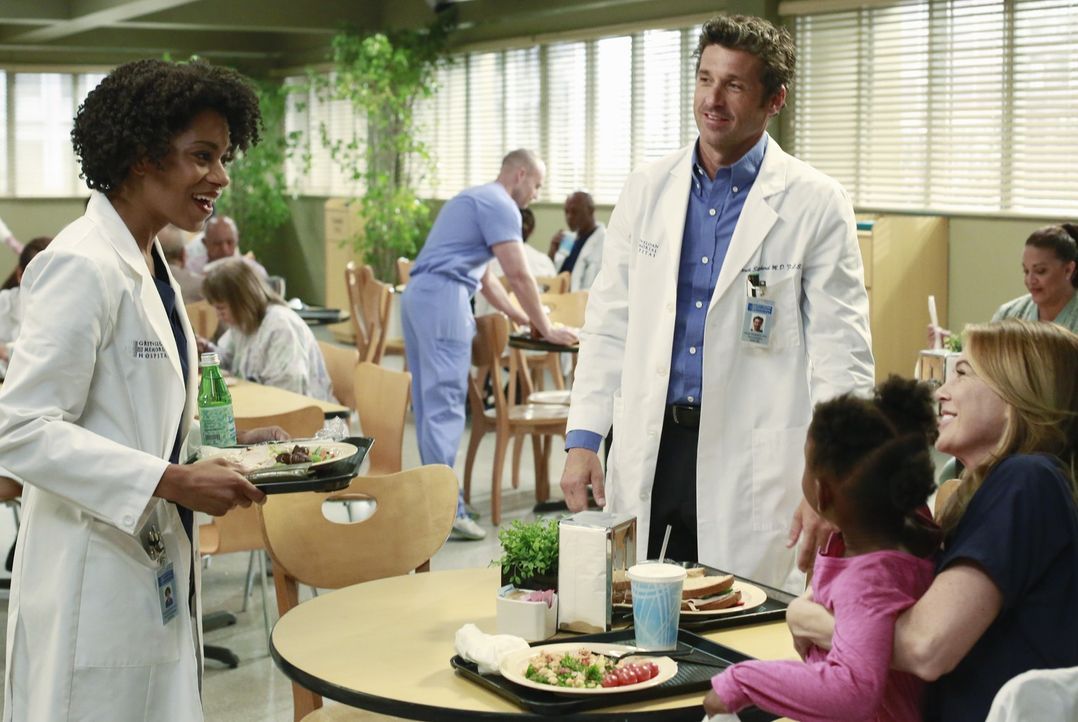 Maggie (Kelly McCreary, l.) ist verwirrt und überrascht, Zola (Jela K. Moore, 2.v.r.) als Adoptivtochter von Meredith (Ellen Pompeo, r.) und Derek (... - Bildquelle: ABC Studios