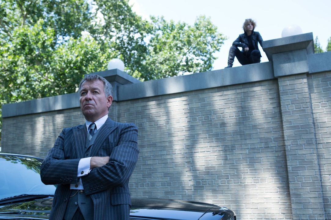 Während Gordon Leiter einer Sondereinheit in Gotham wird, geraten Selina (Camren Bicondova, r.) und Alfred (Sean Pertwee, l.) aneinander ... - Bildquelle: Warner Brothers