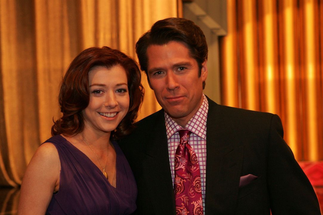 Lily (Alyson Hannigan, l.) und Sandy (Alexis Denisof, r.) sind stolz auf Robin, weil sie eine Auszeichnung für eine herausragende journalistische A... - Bildquelle: 20th Century Fox International Television