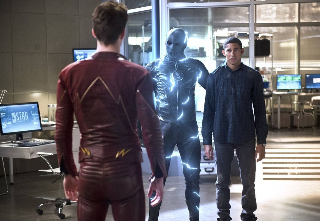 Eigentlich glaubte Barry alias The Flash (Grant Gustin, l.), Zoom (Teddy Sears, M.) endlich besiegen zu können, doch dann ist plötzlich Wallys (Keiy... - Bildquelle: Warner Bros. Entertainment, Inc.