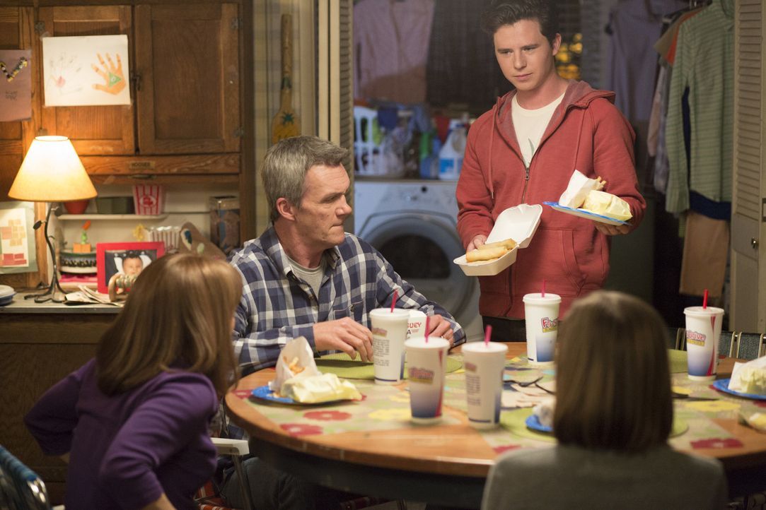 (v.l.n.r.) Frankie (Patricia Heaton); Mike (Neil Flynn); Axl (Charlie McDermott) - Bildquelle: Michael Ansell 2017 American Broadcasting Companies, Inc. All rights reserved./Michael Ansell