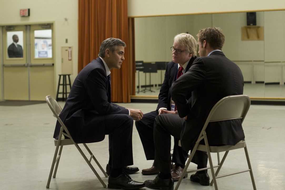 Nicht nur der demokratische Präsidentschaftskandidat Mike Morris (George Clooney, l.), sondern auch sein erfahrener Kampagnenleiter Paul Zara (Phili... - Bildquelle: Saeed Adyani 2011 IDES FILM HOLDINGS, LLC. ALL RIGHTS RESERVED.