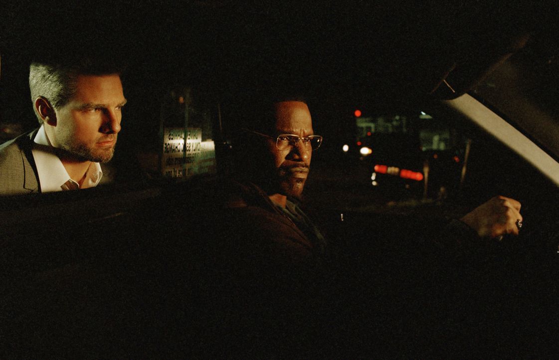Eines Nachts steigt der eher unscheinbare Vincent (Tom Cruise, l.) zu Taxifahrer Max (Jamie Foxx, r.) ins Auto und heuert ihn als Fahrer für die Na... - Bildquelle: TM &   Paramount Pictures. All Rights Reserved.