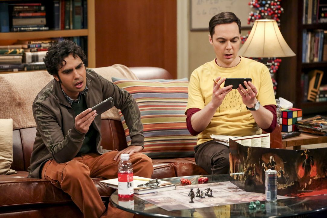 Rajesh Koothrappali (Kunal Nayyar, l.); Sheldon Cooper (Jim Parsons, r.) - Bildquelle: Michael Yarish 2019 CBS Broadcasting, Inc. All Rights Reserved / Michael Yarish
