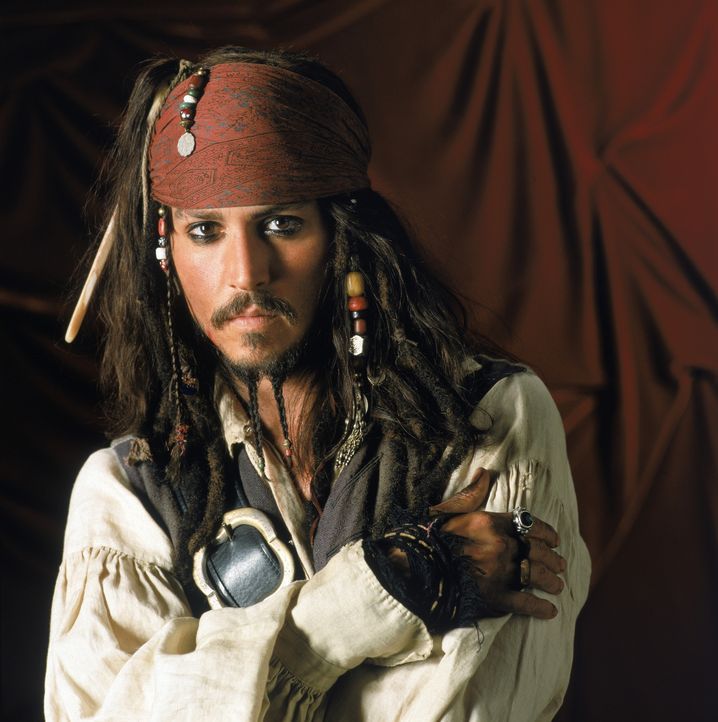 Weiß noch nicht, dass sein Gegner keineswegs aus Fleisch und Blut ist: der Pirat Captain Jack Sparrow (Johnny Depp) ... - Bildquelle: Disney/ Jerry Bruckheimer