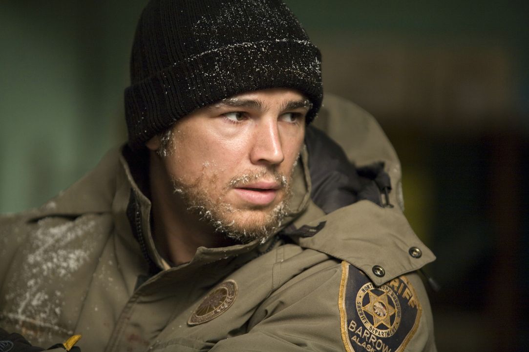 Hat nur wenig Hoffnung, solange durchzuhalten, bis die Sonne wieder zum Vorschein kommt. Da kommt Sheriff Eben (Josh Hartnett) eine Idee, wie er die... - Bildquelle: 2007 Columbia Pictures Industries, Inc. All Rights Reserved.