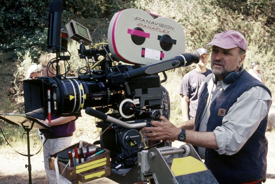 Regisseur Andrew Davis hat während der Dreharbeiten zu "Das Geheimnis von Green Lake" alles im Griff. - Bildquelle: Buena Vista Pictures Distribution