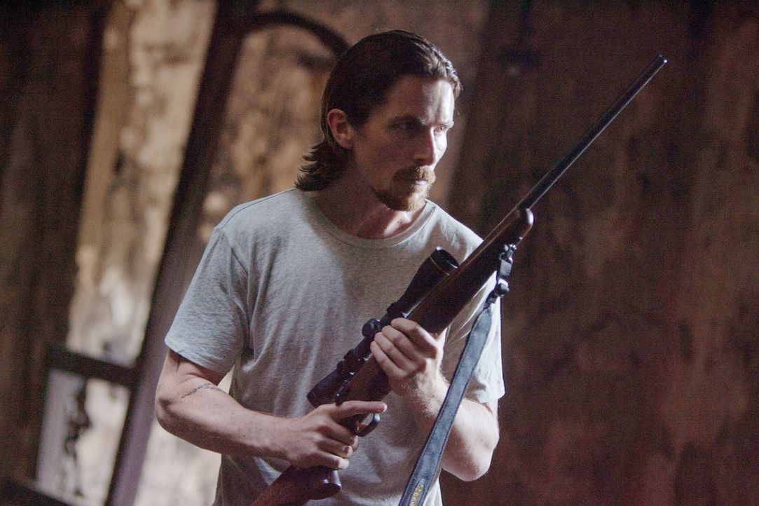 Geht auf einen gnadenlosen Rachefeldzug: Russell Baze (Christian Bale) will den Mörder seines Bruders zur Strecke bringen ... - Bildquelle: Kerry Hayes 2012 Relativity Media