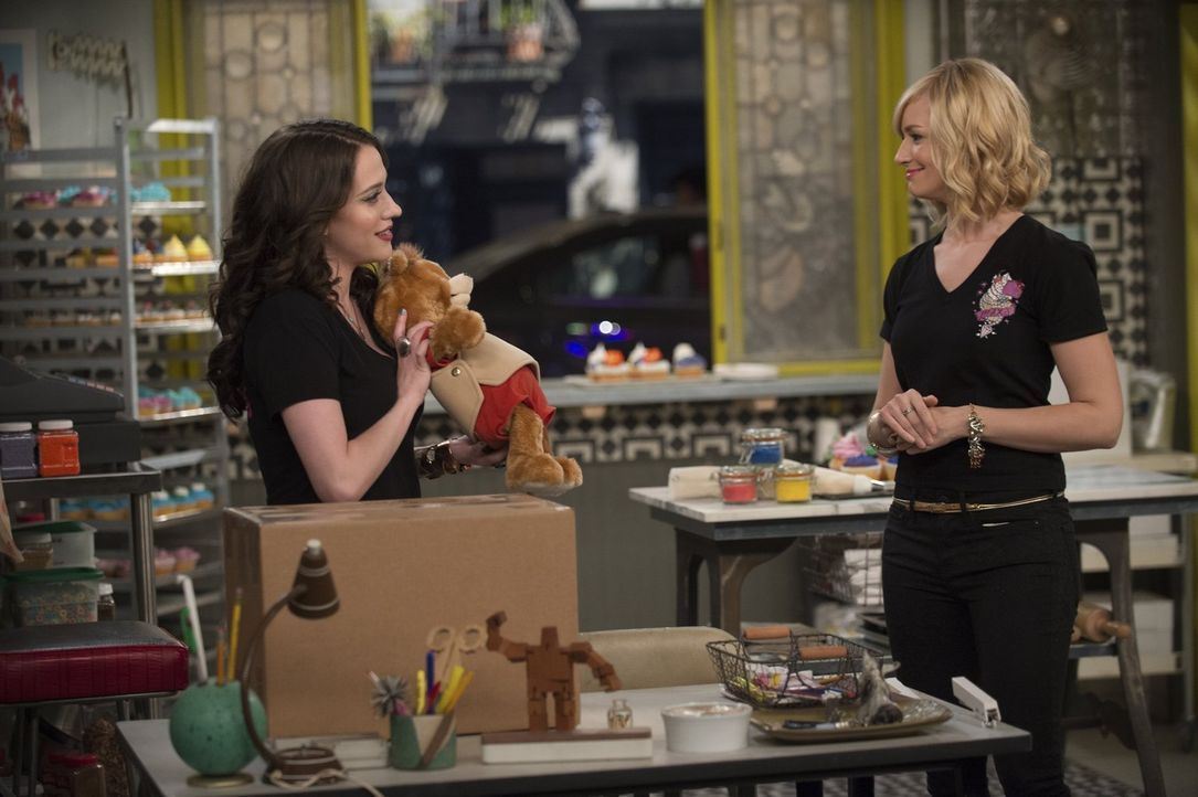Während Caroline (Beth Behrs, r.) nach einem Ausweg aus ihrer Misere sucht, überlegt Max (Kat Dennings, l.), was sie mit einem Geschenk von ihrer Mu... - Bildquelle: Warner Bros. Television
