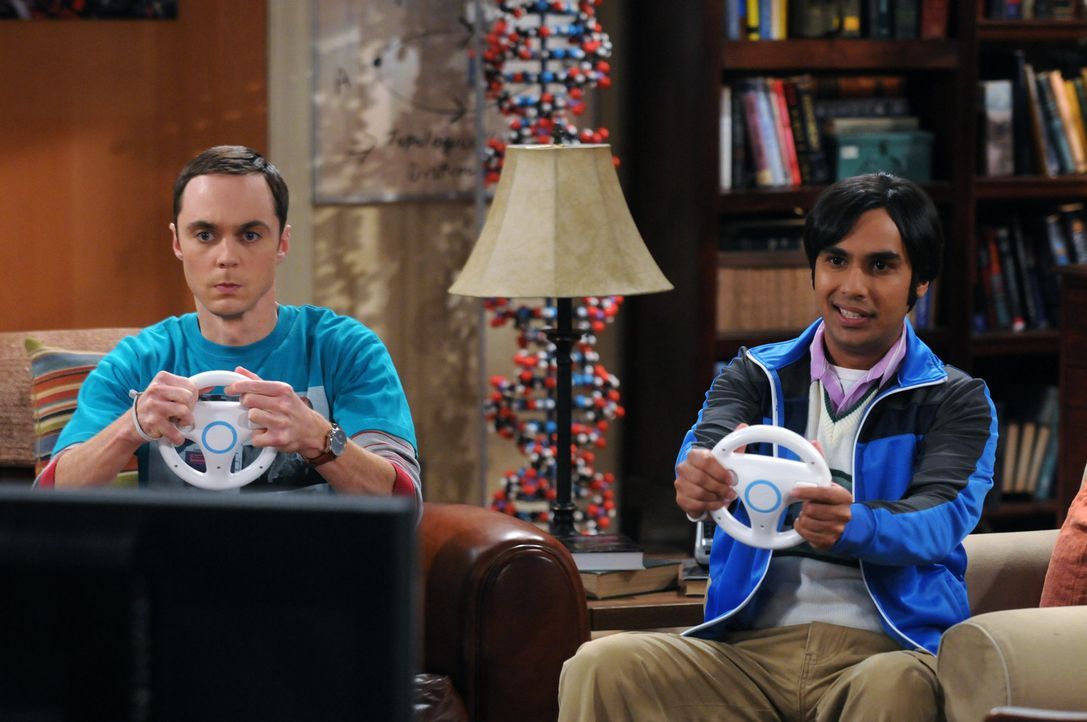 Sind etwas anders: Sheldon (Jim Parsons, l.) und Raj (Kunal Nayyar, r.) ... - Bildquelle: Warner Bros. Television