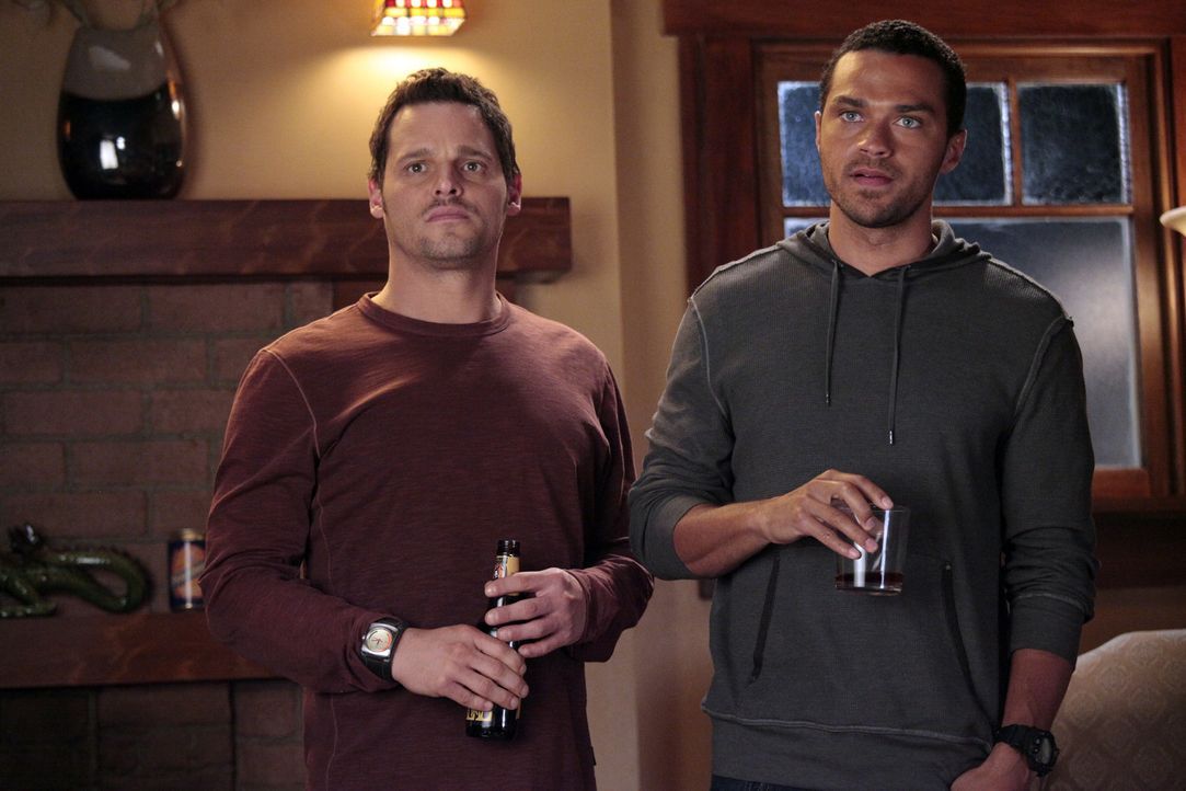 Müssen eine wichtige Entscheidung treffen: Jackson (Jesse Williams, r.) und Alex (Justin Chambers, l.) ... - Bildquelle: Touchstone Television
