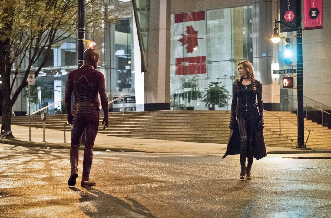 Barry alias The Flash (Grant Gustin, l.) ist geschockt, als ihm bewusst wird, dass ausgerechnet die Doppelgängerin von Black Canary, nämlich Black S... - Bildquelle: Warner Bros. Entertainment, Inc.