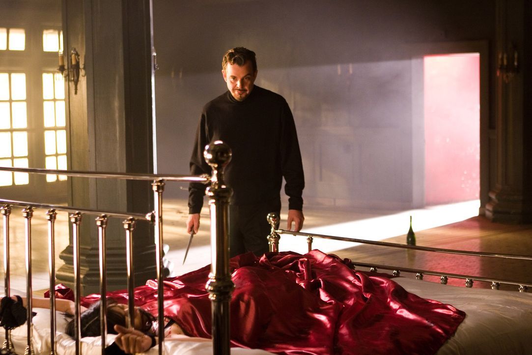 In dem Roman "The Number 23" tötet Dr. Miles Phoenix (Danny Huston, hinten) die mysteriöse Femme Fatale Fabrizia (Virginia Madsen, vorne). Bedeute... - Bildquelle: 2007 Warner Brothers