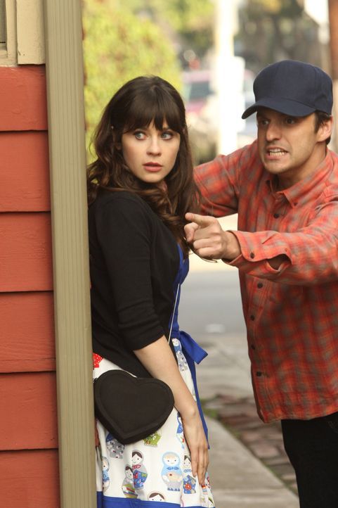Versuchen herauszufinden, ob Edgar wirklich ein Mörder ist und landen dabei in einer peinlichen Situation: Jess (Zooey Deschanel, l.) und Nick (Jake... - Bildquelle: 2012 Twentieth Century Fox Film Corporation. All rights reserved.