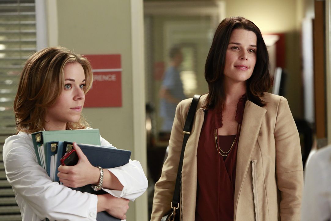 Während Heather (Tina Majorino, l.) sauer ist, weil sie von Meredith zum Telefondienst ab kommandiert wurde, taucht plötzlich Dereks Schwester Liz... - Bildquelle: ABC Studios