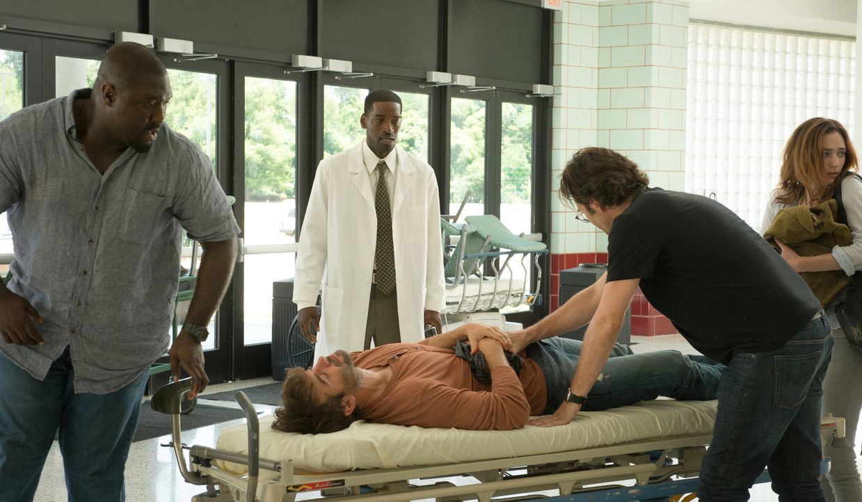 Während sich Dr. Chenai (Derek Roberts, hinten) um Jackson (James Wolk, liegend) kümmern soll, versuchen Abraham (Nonso Anozie, l.), Jamie (Kristen... - Bildquelle: Cook Allender 2015 CBS Broadcasting Inc. All Rights Reserved.