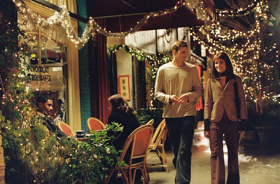 Jahre später treffen Oliver (Ashton Kutcher, l.) und Emily (Amanda Peet, r.) erneut aufeinander. Sie verbringen einen romantischen Abend, doch scha... - Bildquelle: Touchstone Pictures. All rights reserved