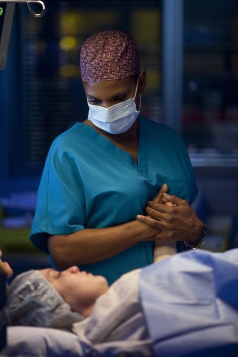Während sich Violet die Schuld daran gibt, dass Betsey im Krankenhaus ist, kümmert sich Naomi (Audra McDonald, oben) um Patty (Amanda Aday, liegen... - Bildquelle: ABC Studios