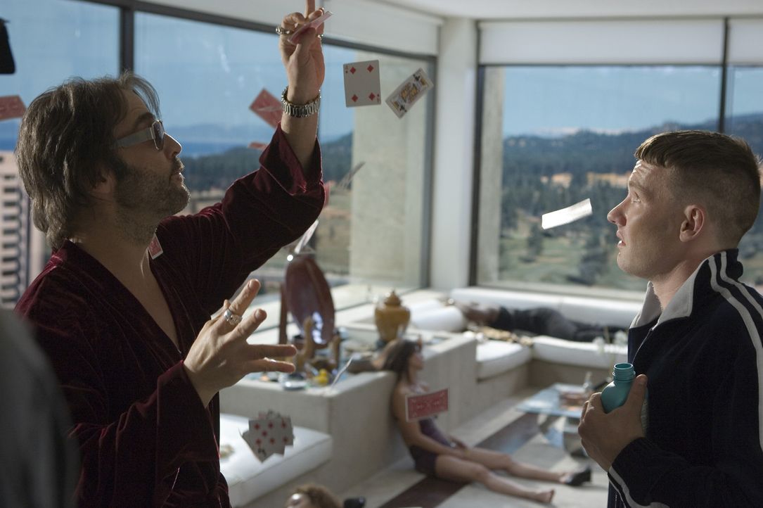 Eine Million Dollar werden auf den Kopf des Entertainers Israel (Jeremy Piven, l.) ausgeschrieben. Doch im Kokainnebel ignoriert er die Gefahr im Ko... - Bildquelle: 2006 Universal Studios. All Rights Reserved.