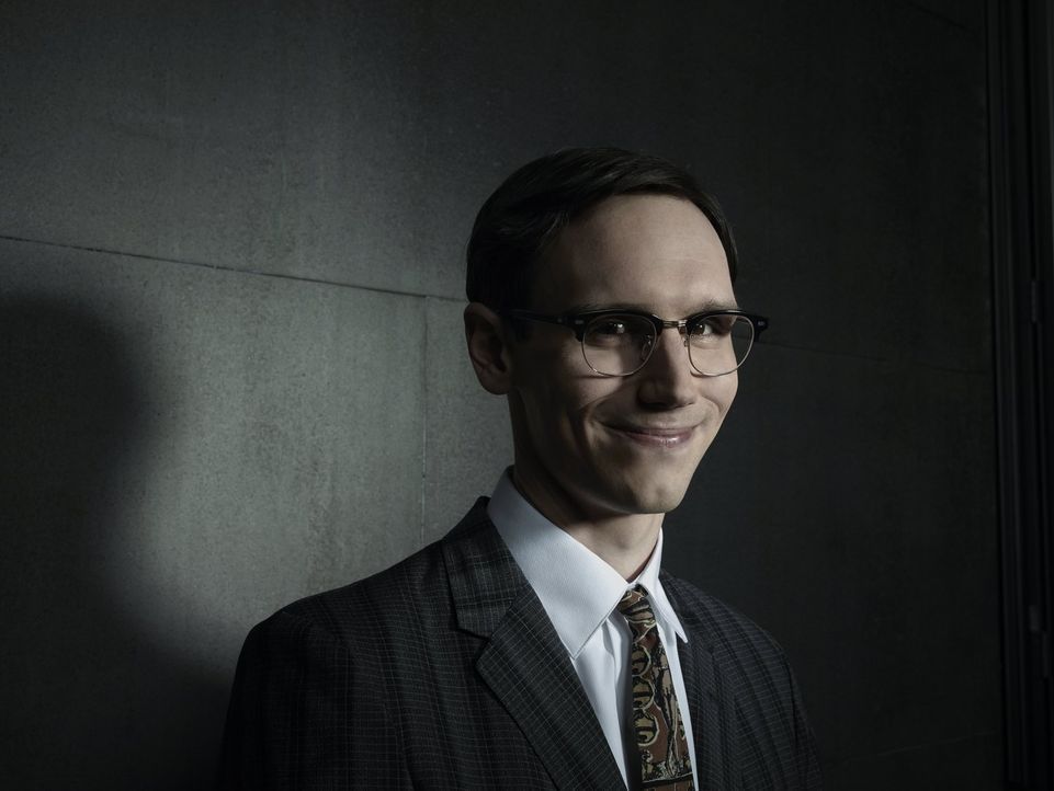 (1. Staffel) - Der brillante Wissenschaftler der Gerichtsmedizin des Gotham Police Departments: Edward Nygma (Cory Michael Smith). Doch auf welcher... - Bildquelle: Warner Bros. Entertainment, Inc.