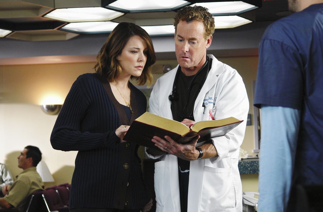 Werden Jordan (Christa Miller, l.) und Cox (John C. McGingley, r.) J.D. vermissen? - Bildquelle: Touchstone Television