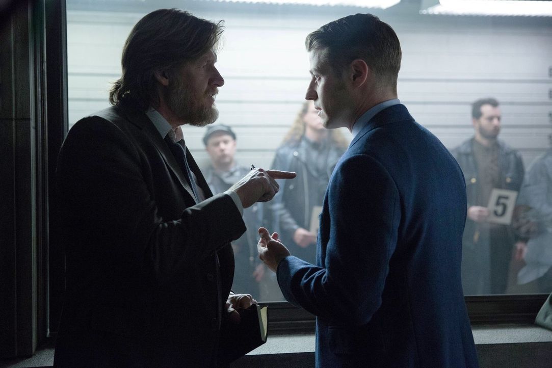 Ermitteln in einem neuen Fall. Doch während Bullock (Donal Logue, l.) auf einen schnellen Ermittlungserfolg aus ist, glaubt Gordon (Benjamin McKenzi... - Bildquelle: Warner Bros. Entertainment, Inc.