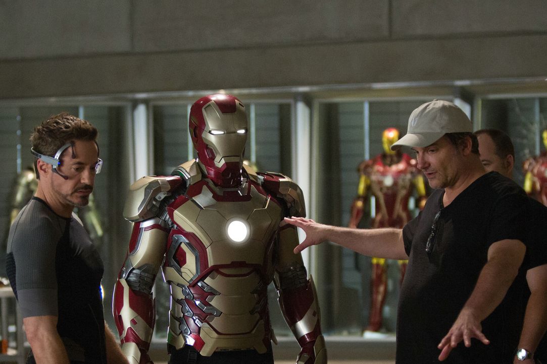 Robert Downey Jr.(l.) bekommt letzte Anweisungen von Regisseur Shane Black (r.) ... - Bildquelle: TM &   2013 Marvel & Subs. All Rights Reserved.