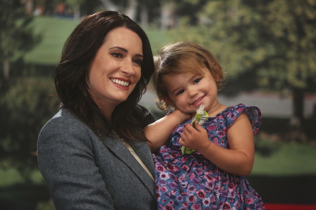 Trotz anfänglicher Skepsis erklärt sich Sara (Paget Brewster) bereit, mit Edie für eine Babynahrungskampagne vor der Kamera zu posieren. Doch als si... - Bildquelle: Jordin Althaus 2016 ABC Studios. All rights reserved.
