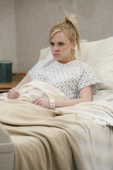 Christy (Anna Faris) wird nach einem Schwächeanfall ins Krankenhaus eingeliefert. Dabei muss sie noch eine letzte Prüfung ablegen, um endlich ihren... - Bildquelle: 2015 Warner Bros. Entertainment, Inc.