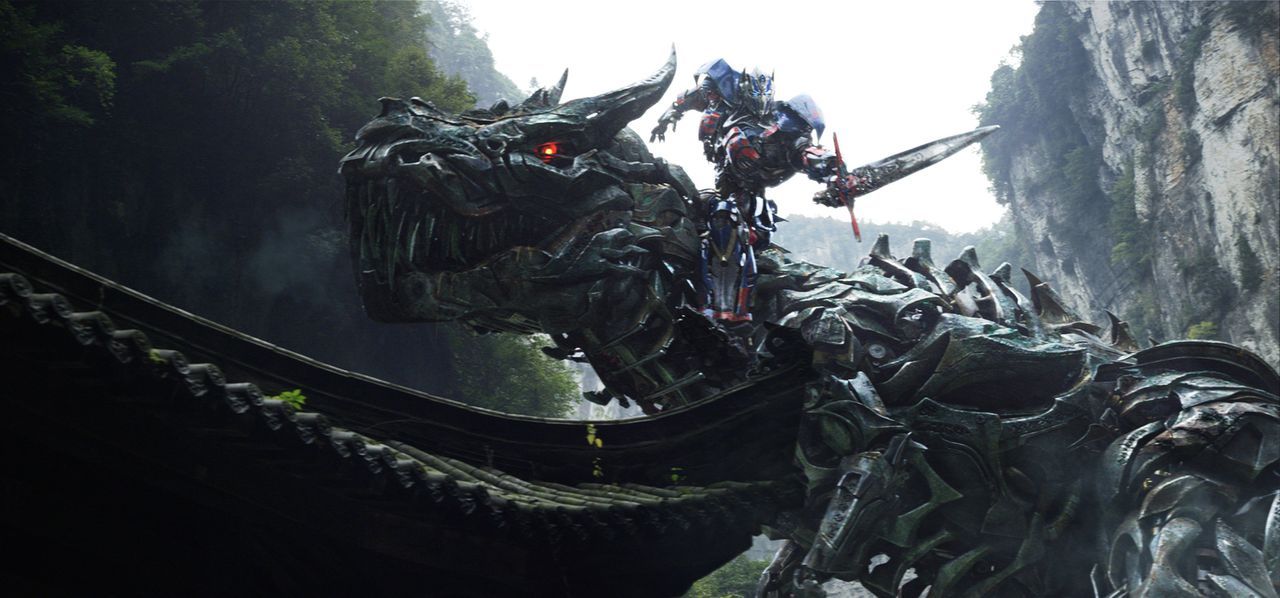 Fünf Jahre nachdem sich die verwandlungsfähigen Alien-Gruppen Autobots und Decepticons in Chicago bis aufs Blut bekämpft haben, schwelt bei den nied... - Bildquelle: (2016) Paramount Pictures. All Rights Reserved. TRANSFORMERS, its logo and all related characters are trademarks of Hasbro and are used with permiss