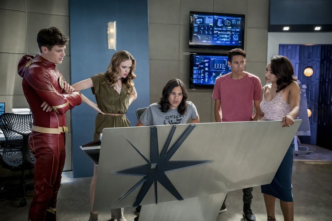 Während sich (v.l.n.r.) Barry (Grant Gustin), Caitlin (Danielle Panabaker), Cisco (Carlos Valdes), Wally (Keiynan Lonsdale) und Iris (Candice Patton... - Bildquelle: 2017 Warner Bros.
